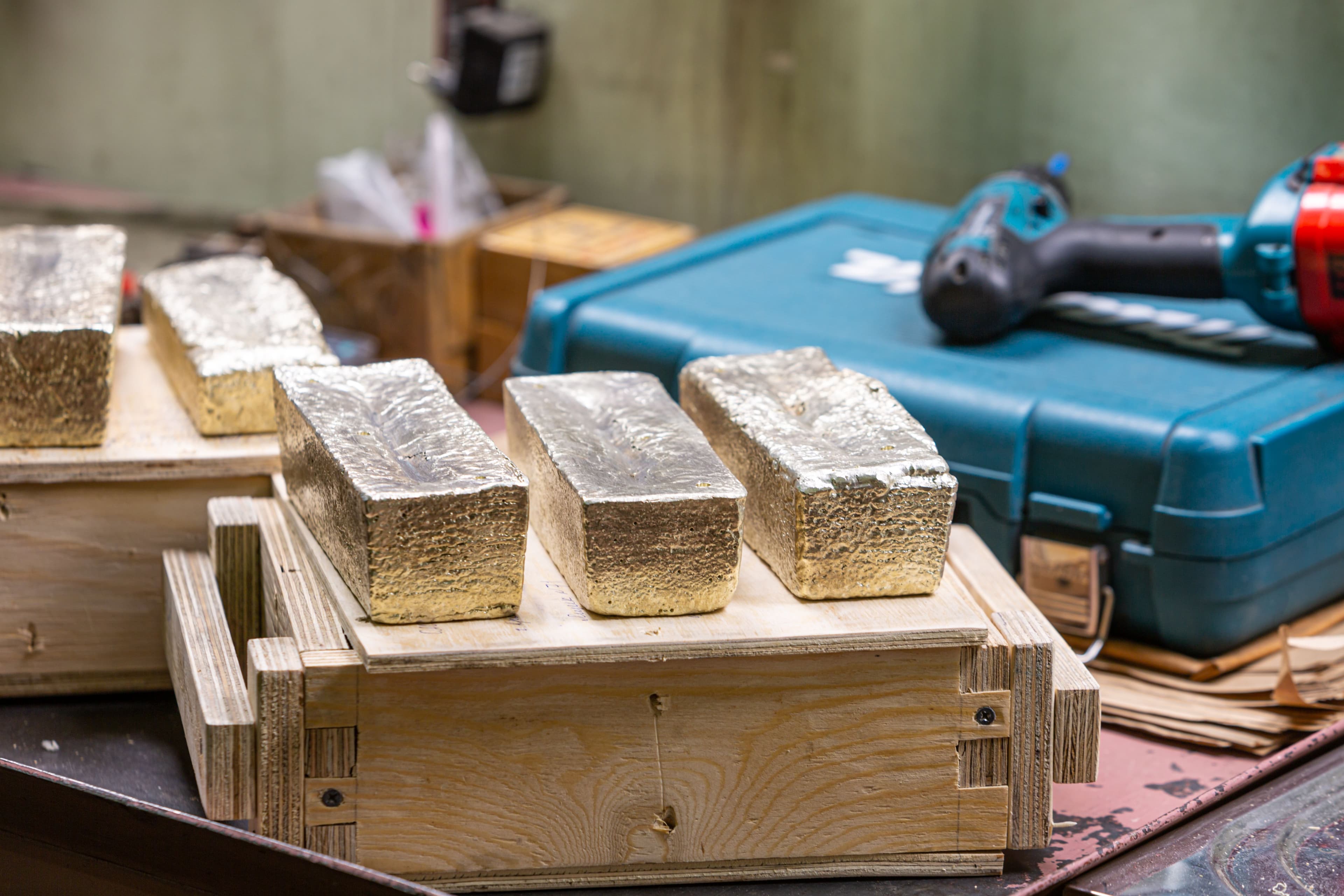 Lingotes de oro en un taller